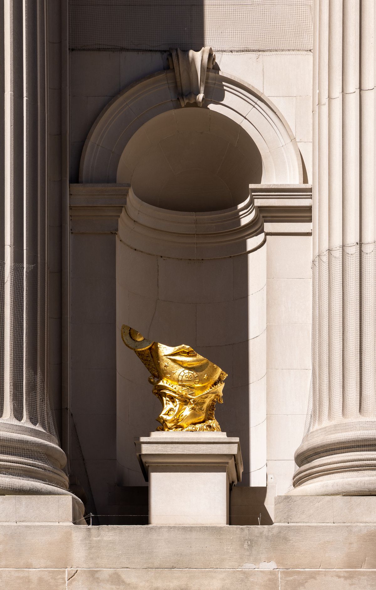 Hew Locke’s Symbolic Gold Trophies Hoisted in Met Facade Commission Ocula